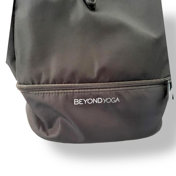 *NWOT* Beyond Yoga Black Convertible Gym Bag with Minimalist Design - Picture 3 of 10